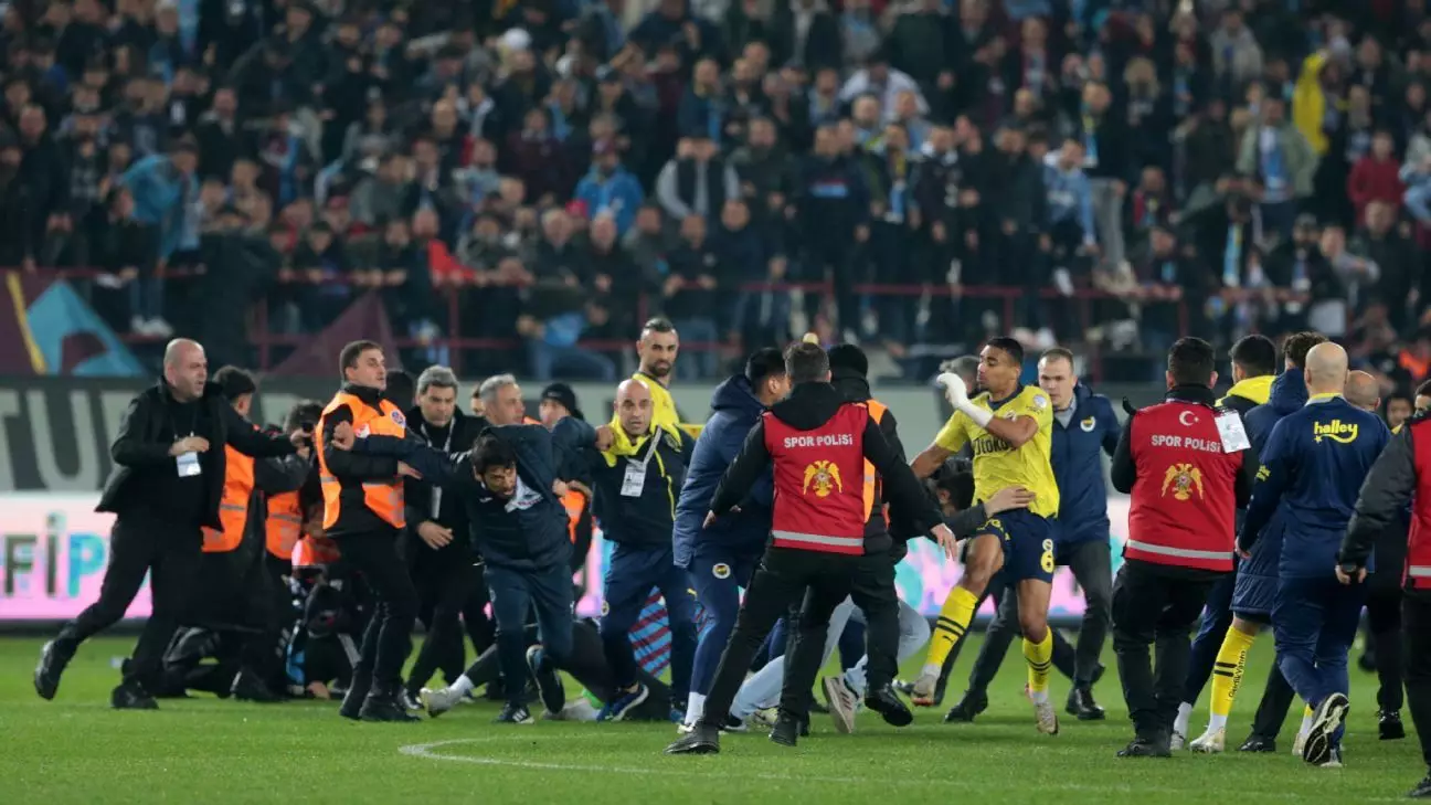 Chaotic Scene Unfolds at Trabzonspor vs. Fenerbahce Match