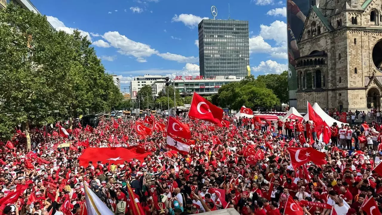 Tureckí fanúšikovia upriamujú pozornosť na znak s nacionalistickým významom pred zápasom s Holandskom