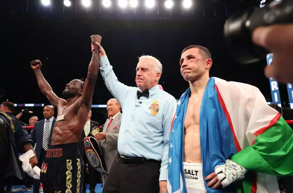 Kritici pochybovatelia opustia sobotný súboj o titul v polostrednej váhe v Los Angeles s presvedčením, že Terence Crawford nemôže nikdy poraziť Canela Alvareza